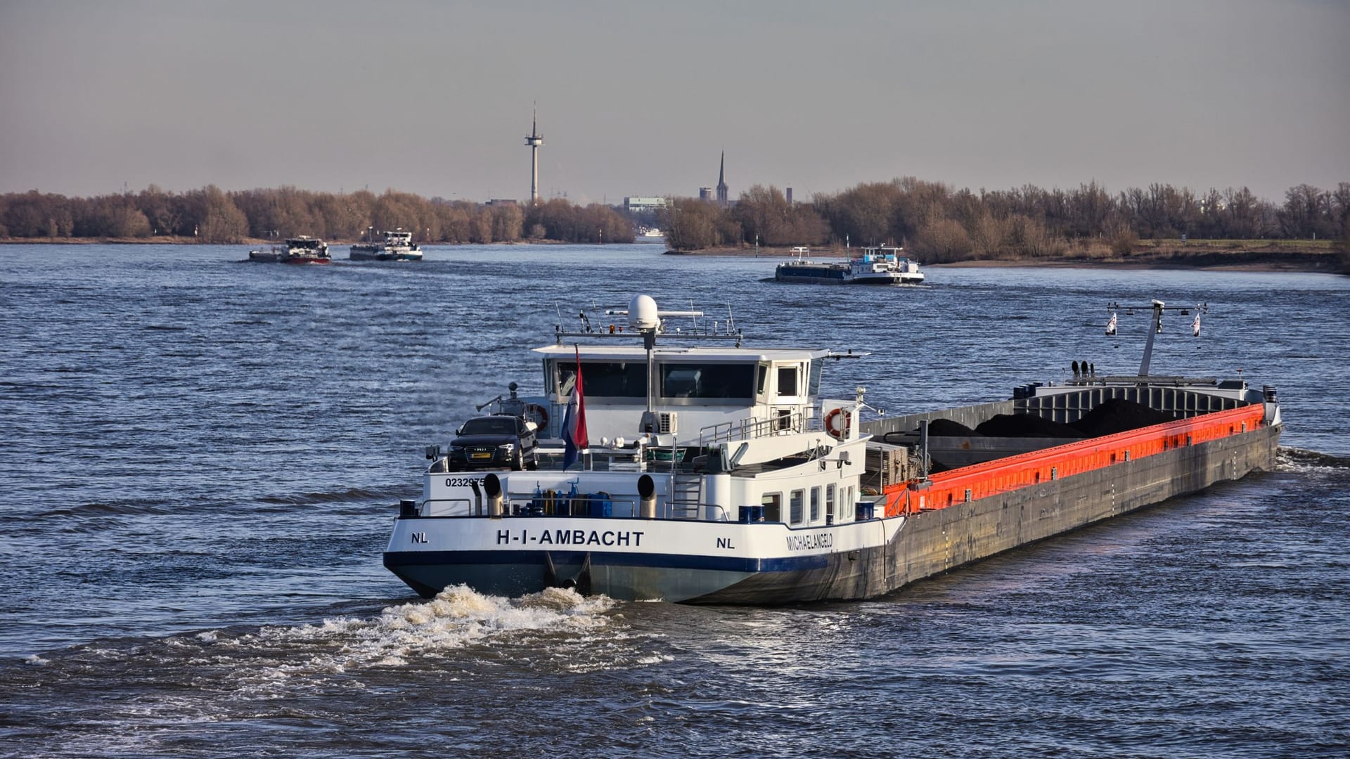 Binnenvaartschip op de rivier